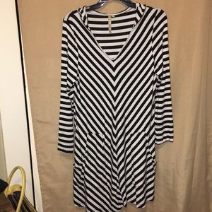 Dresses - Casual flirty black & white striped hoodie dress Dresses - Casual flirty black & white striped hoodie dress